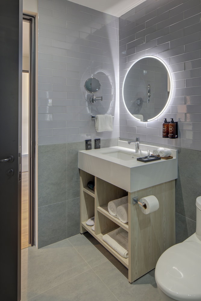 Business Suite with Access to the Gym photo 2