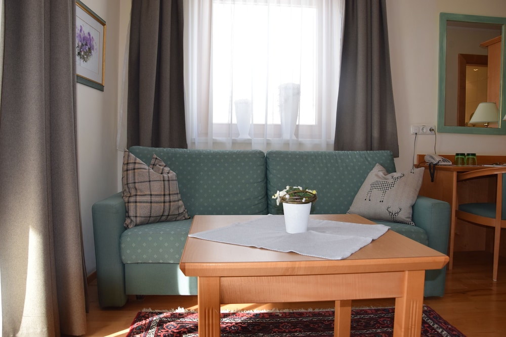 Deluxe Double Room, Partial Lake View photo 2
