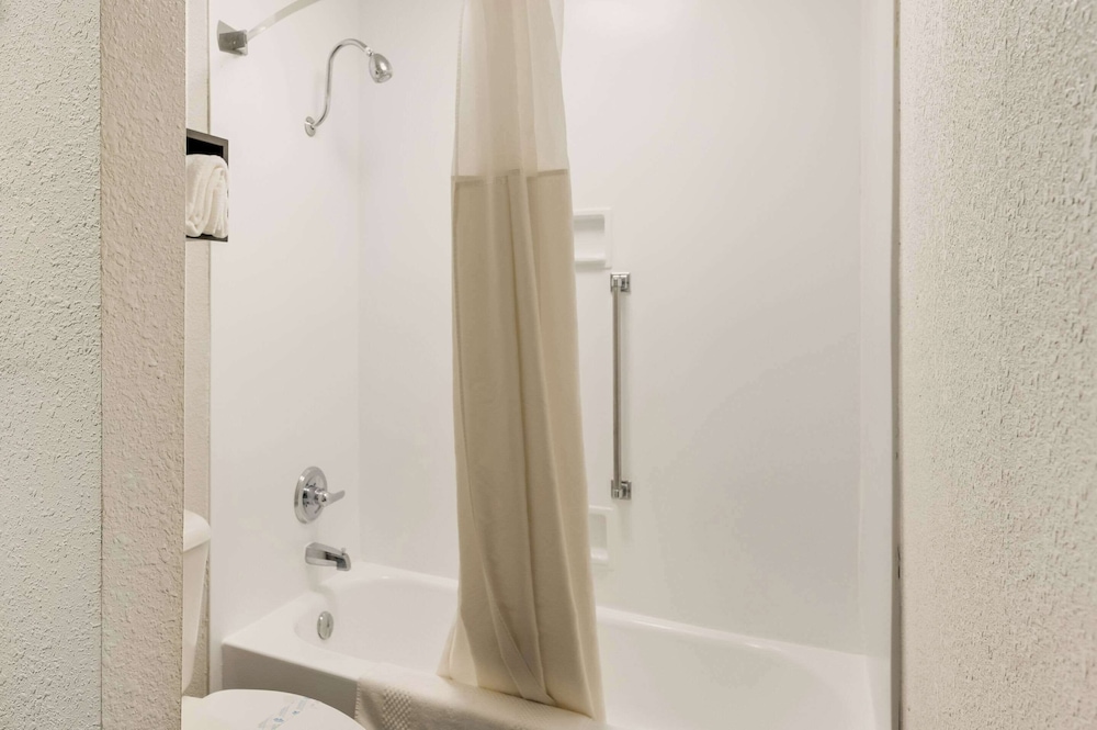 Suite, Non Smoking, Hot Tub (2 Queen Beds & 1 Sofa Bed) photo 3