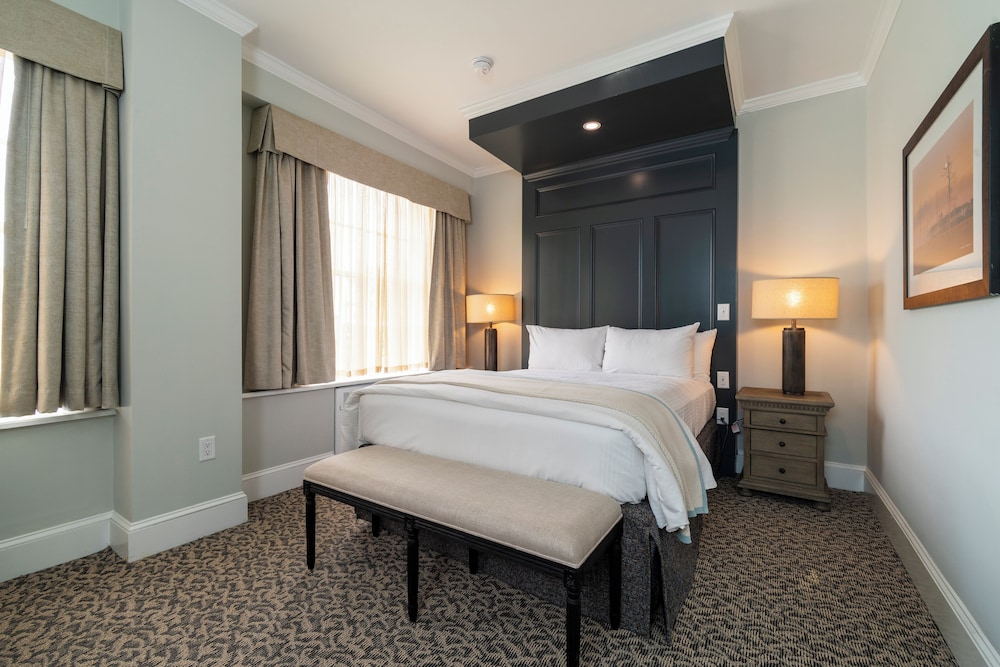 Deluxe Room, 1 Queen Bed