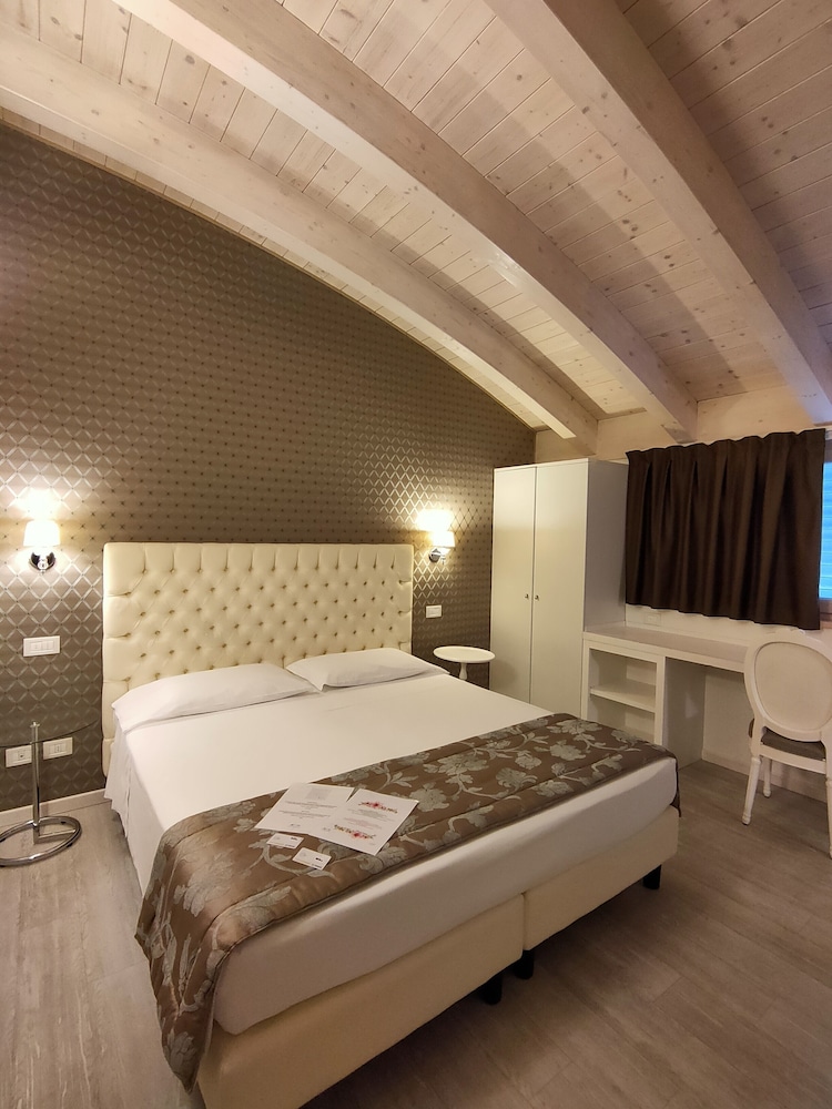 Standard Double or Twin Room, 2 Bedrooms, Tower photo 3