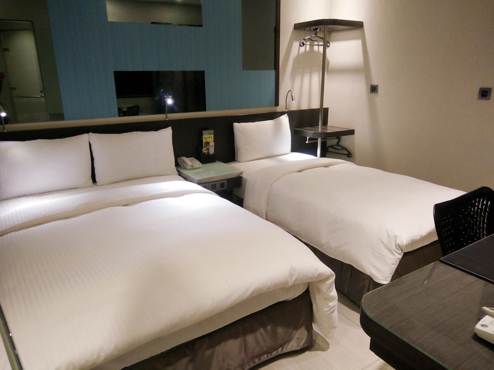 Deluxe Triple Room, No Windows photo 3