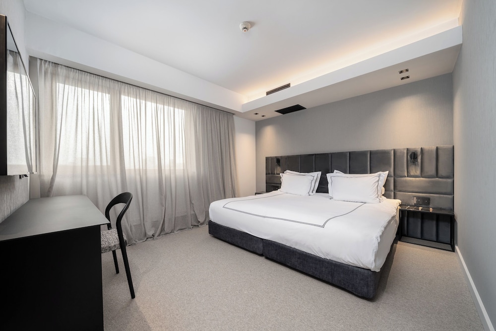 Business Suite, 1 King Bed photo 3