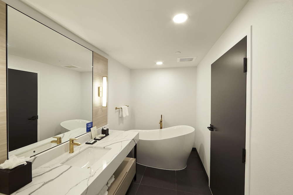 Suite, 1 Bedroom - Photo 2