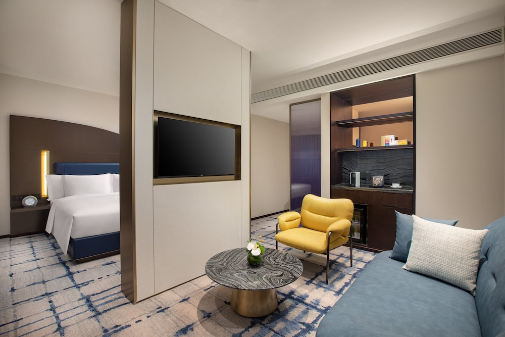 Suite, 1 King Bed, Club Lounge Access - Photo 4