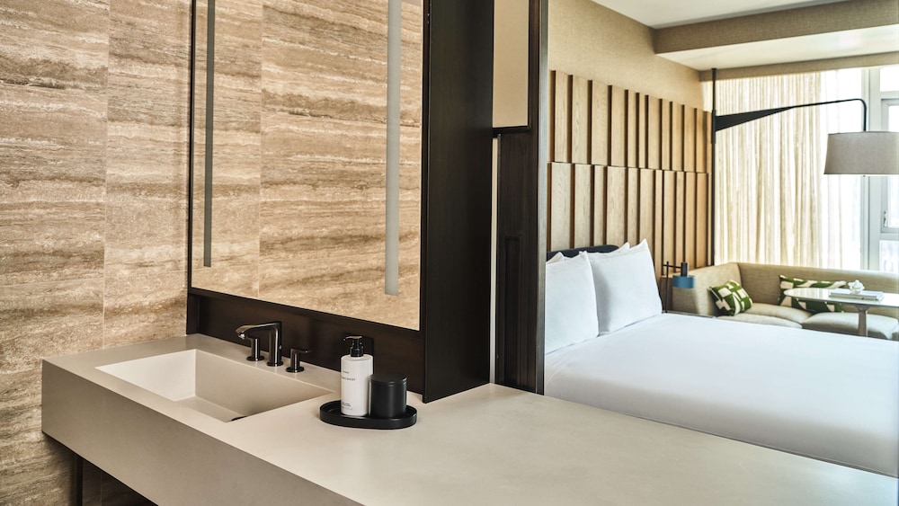 Deluxe Room, 1 King Bed, City View thumbnail 5