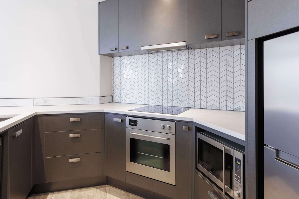 Premier Grand One Bedroom Apartment with Balcony - Photo 3