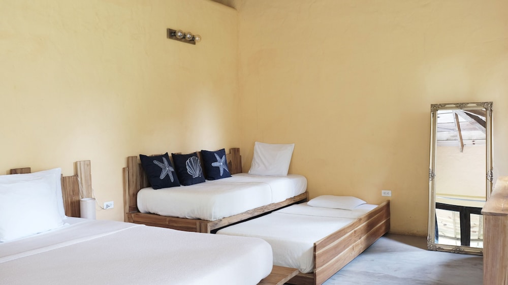 Deluxe Studio Suite, Multiple Beds, Partial Ocean View photo 3