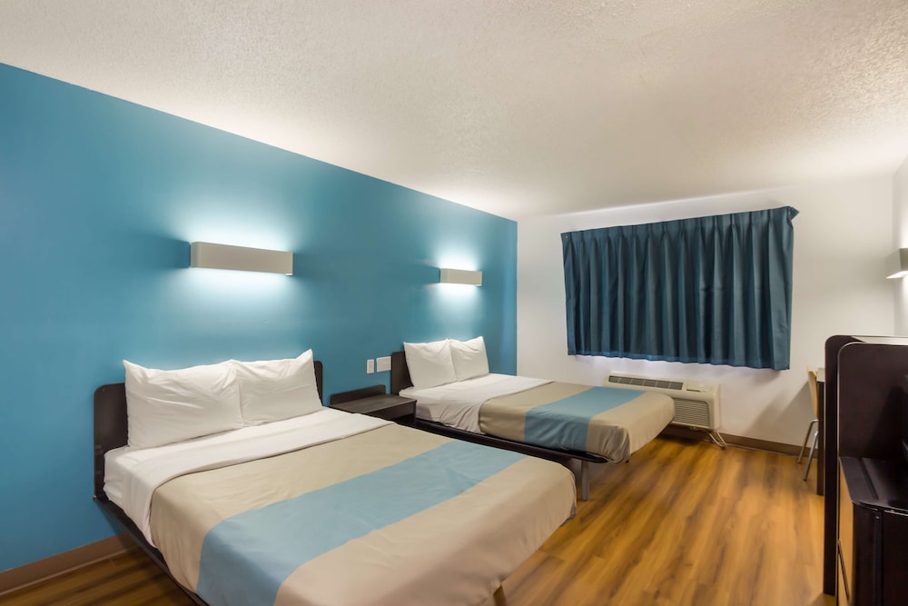 Deluxe Room, 2 Queen Beds, Non Smoking, Refrigerator & Microwave - Photo 2