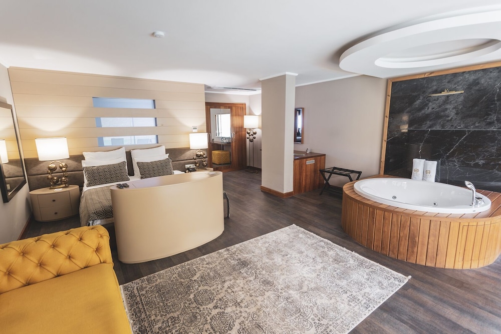 Suite - Photo 1