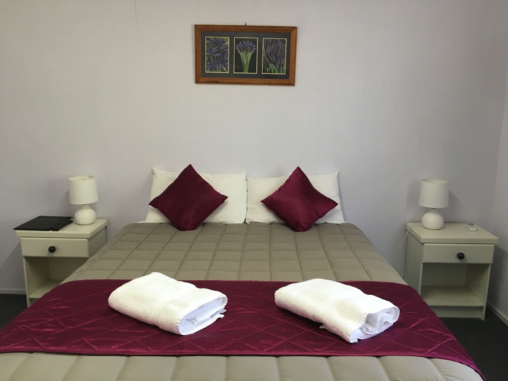 Standard Suite, 1 Bedroom, Non Smoking, Kitchenette (Queen) photo 3
