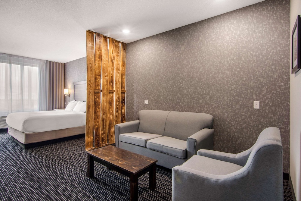 Suite, 1 King Bed with Sofa bed, Non Smoking photo 3