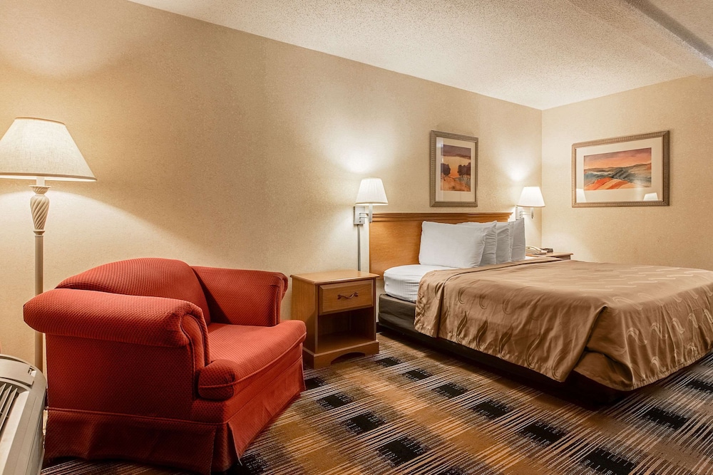 Standard Room, 1 King Bed, Non Smoking photo 3