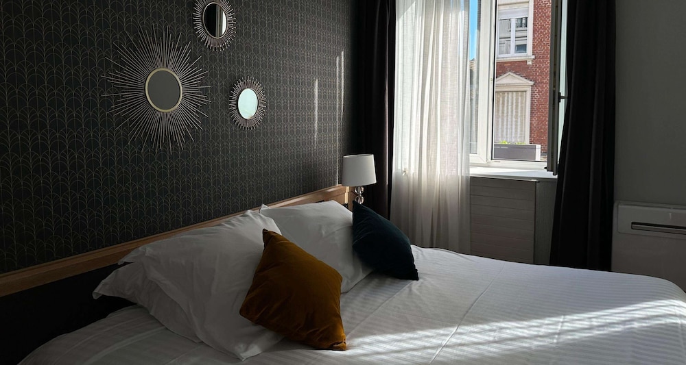Standard Room, 1 King Bed, Non Smoking - Photo 7