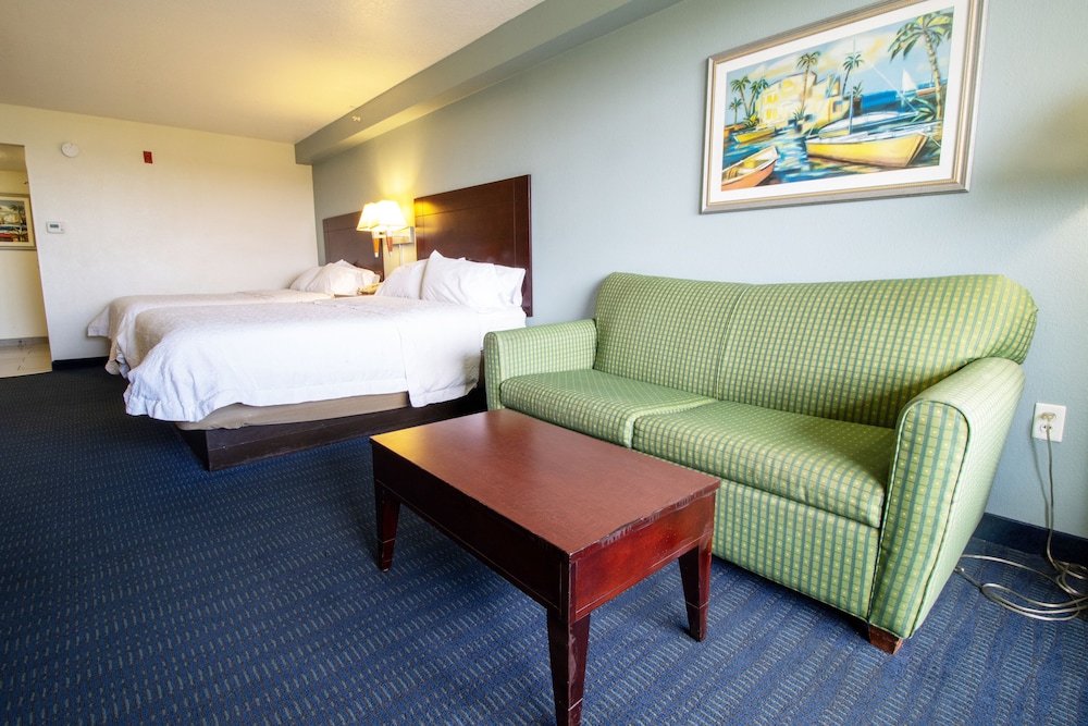 Room, Ocean View (2 Queen Beds & Sofa Bed, Floors 5-8) - Photo 4