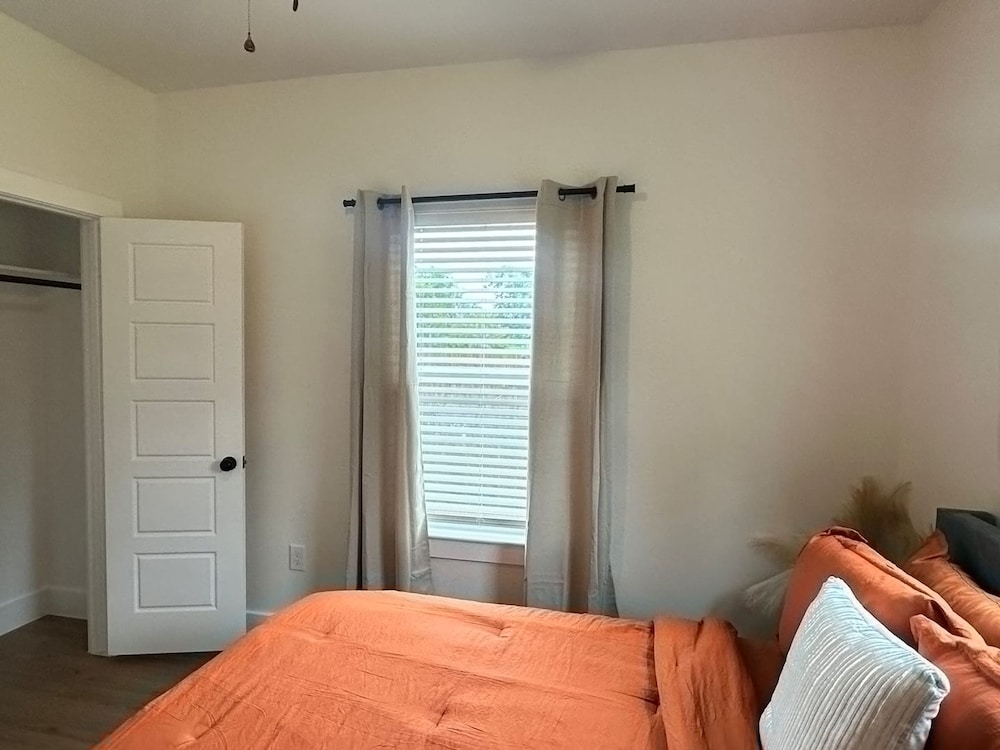 Cozy 3br Retreat With Yard, Billede 9