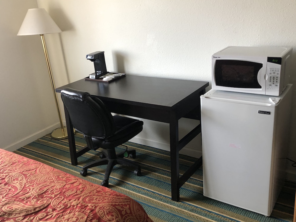 Double Room With Two Queens Beds - Photo 2
