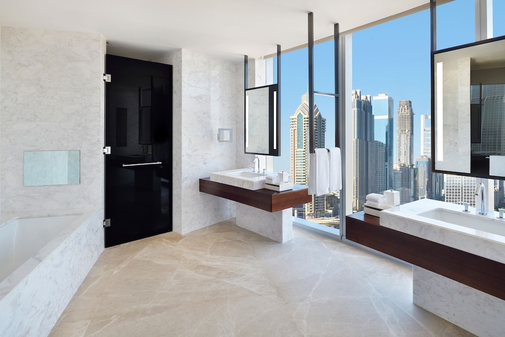 Executive Suite Sky View - Exclusive Access to Level 54 Infinity Pool & Club Lounge photo 3