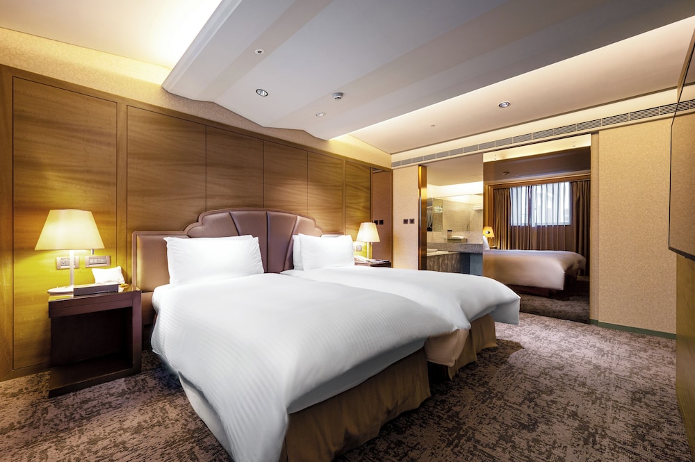 Executive Quadruple Room thumbnail 5