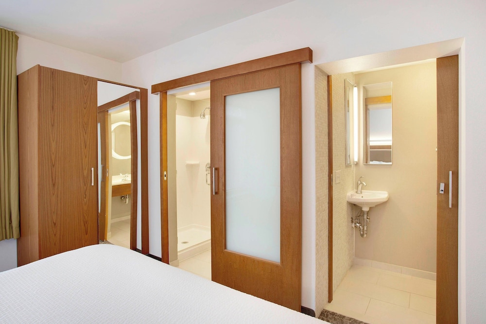 Studio, Multiple Beds (Mobility Accessible, Roll-In Shower) photo 2