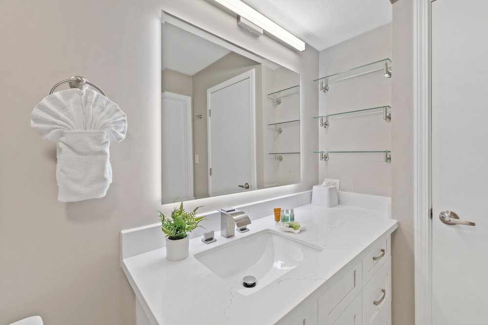 Premium Remodeled Condo with Ocean View and Parking: Premium Suite, 1 Bedroom, Balcony, Ocean View (0125) photo