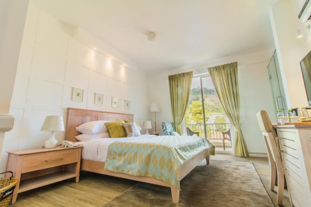 Superior Grand Suite with Jacuzzi and Balcony