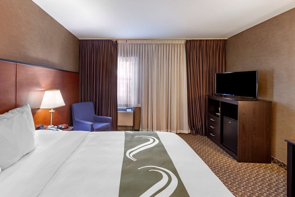 Standard Room, 1 King Bed, Non Smoking - Photo 4