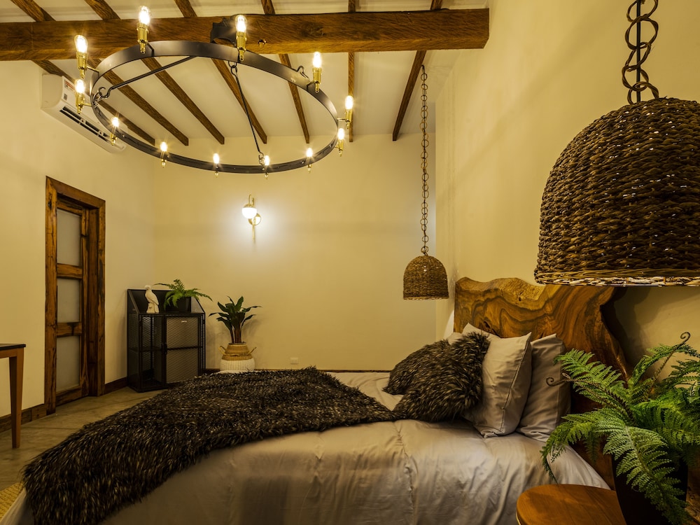 Superior Room, 1 Queen Bed photo 3