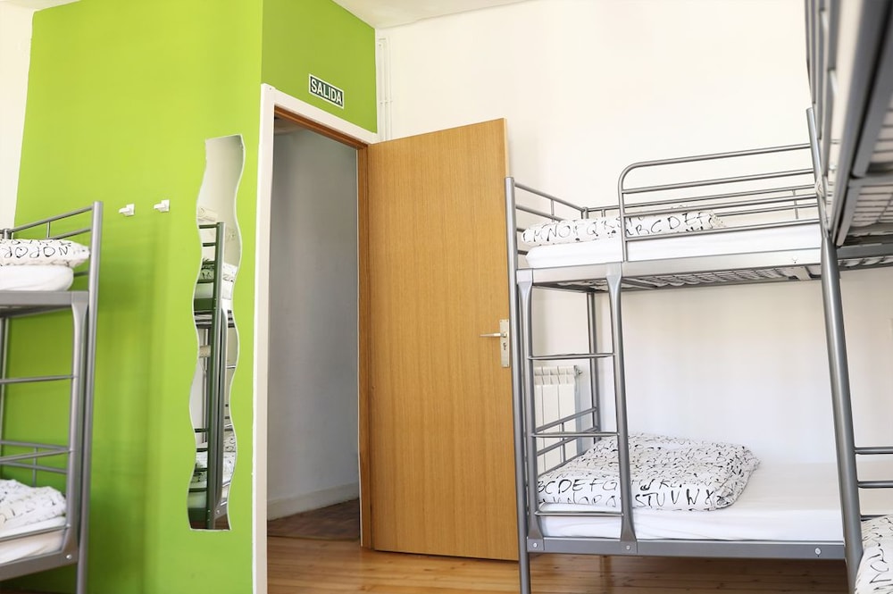 Dormitorio compartido, Baño compartido (1 cama en dormitorio compartido de 6 camas)