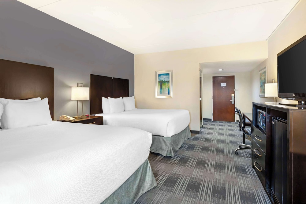 Standard Room, 1 Queen Bed, Accessible, Bathtub - Photo 1