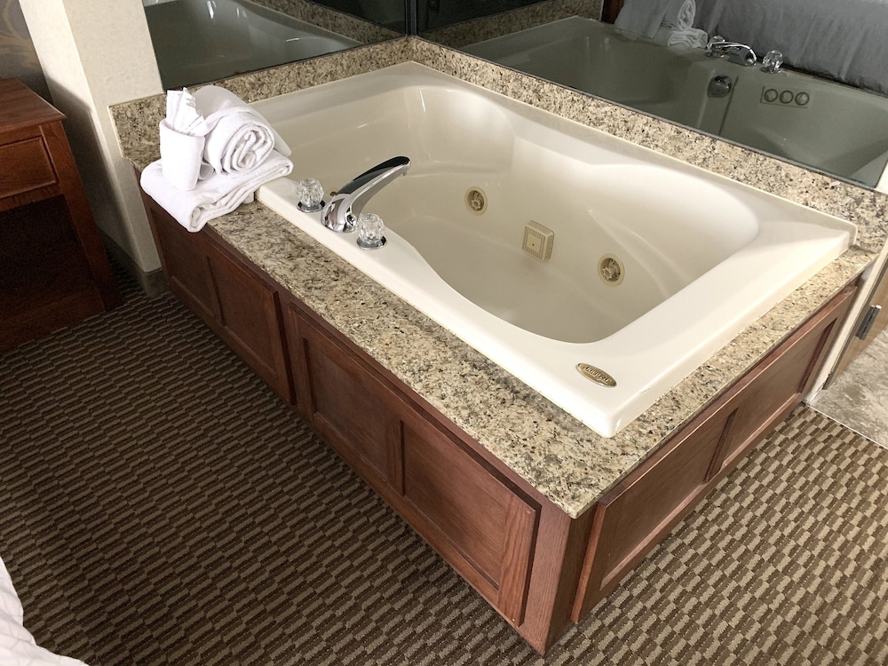 Room, 1 King Bed, Non Smoking, Jetted Tub - Photo 4