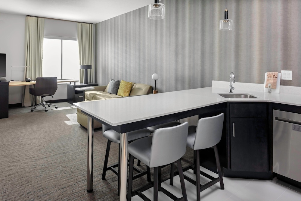 Suite, 1 Bedroom, Corner - Photo 5