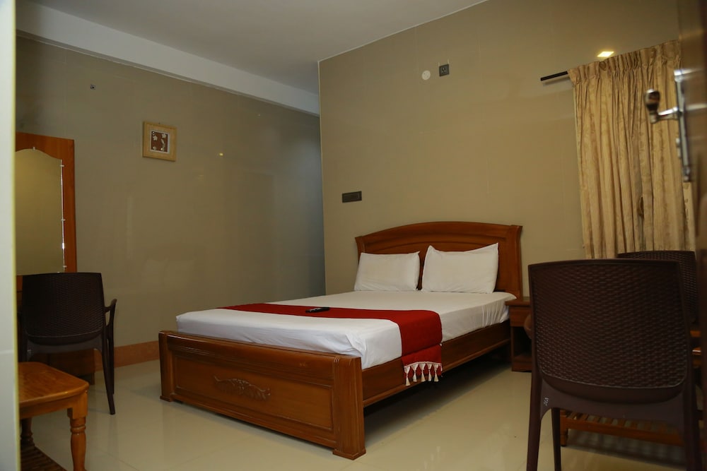 Premium Triple Room, 1 Queen Bed, Smoking, City View photo 2