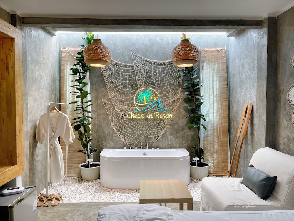Deluxe Room, 1 King Bed, Non Smoking, Bathtub
