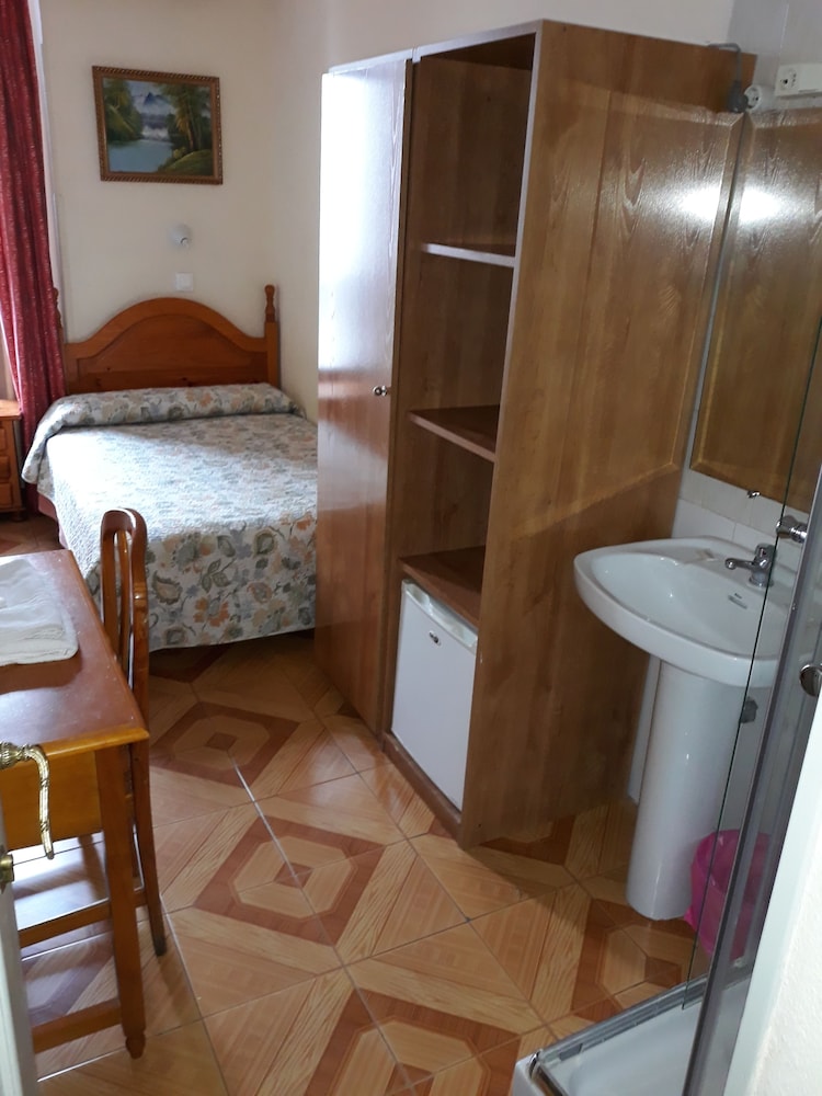 Basic Double Room, Shared Bathroom
