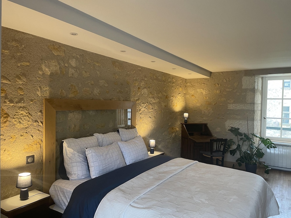 Comfort Studio Suite, 1 King Bed with Sofa bed, Kitchen, Courtyard View