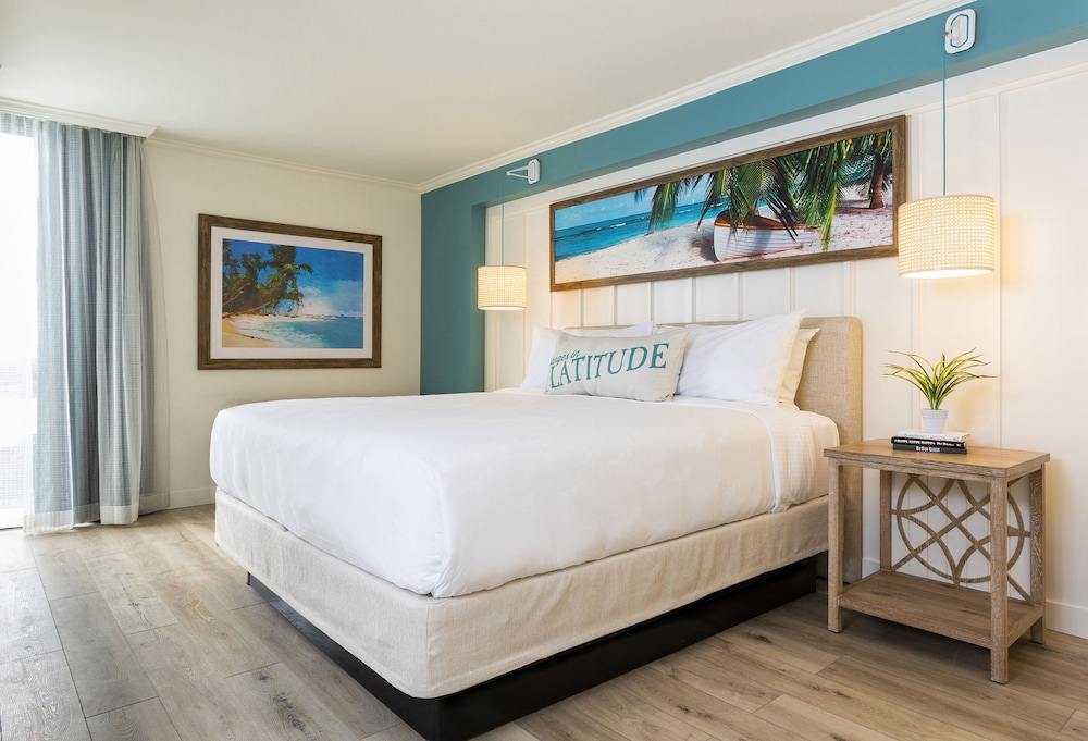 Suite, 1 King Bed with Sofa bed, Accessible (Roll-In Shower) photo 3