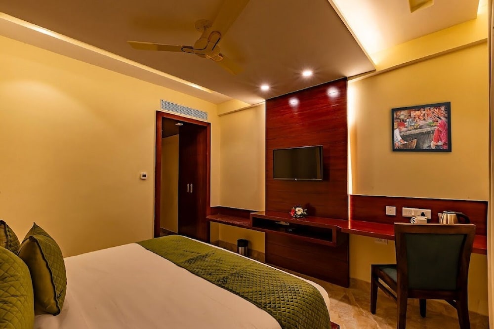 Premium Room, 1 King Bed - Photo 3