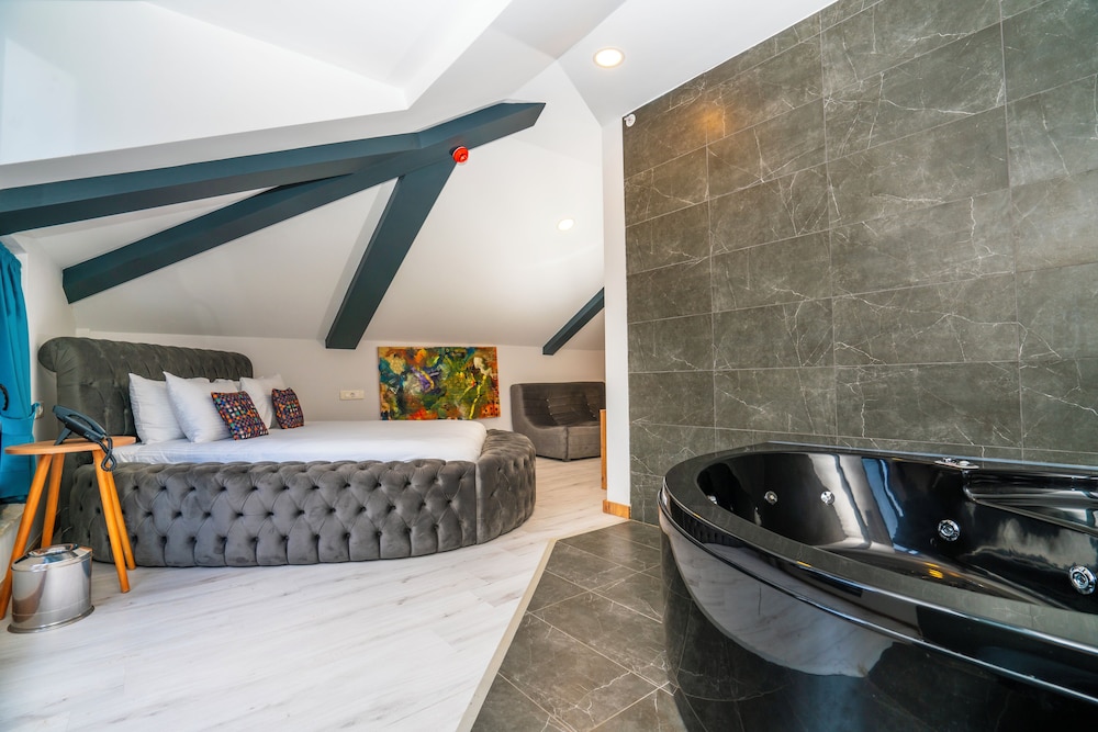 Romantic Suite with Jacuzzi and Terrace photo 1