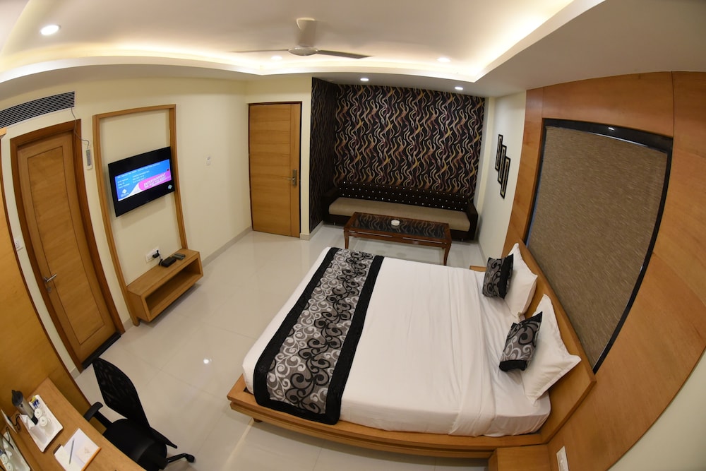 Superior Suite, 1 King Bed, City View photo 3