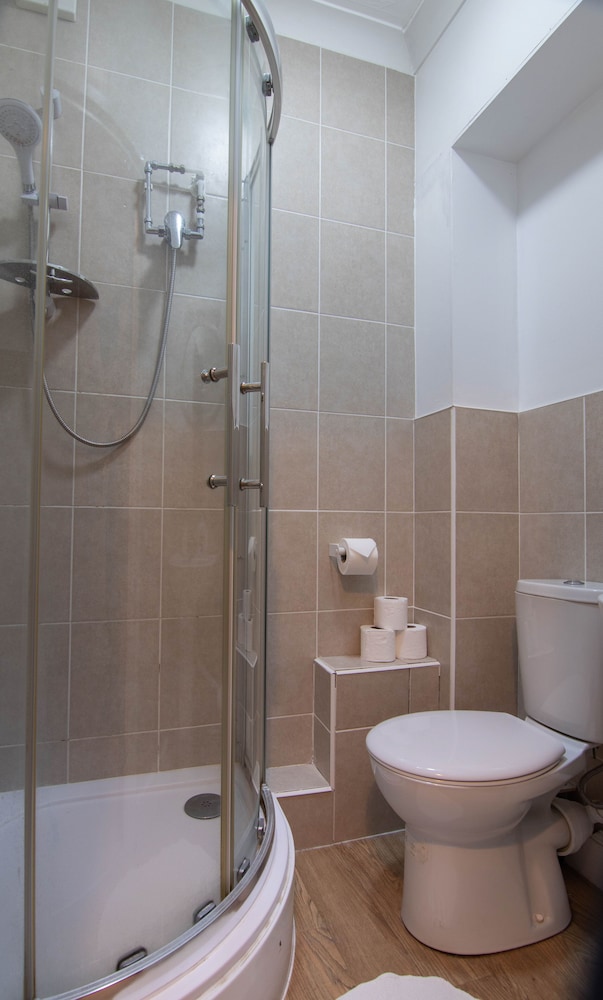 Standard Double Room, Ensuite - Photo 7