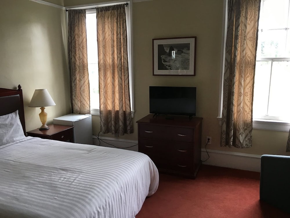 Standard Room, 1 Queen Bed photo 3