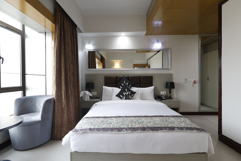 Suite with separate living area - High Floor - Photo 10