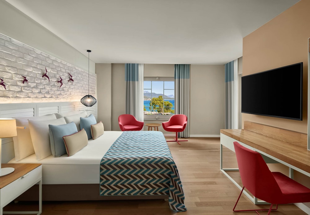 Deluxe Suite, Jetted Tub, Sea View