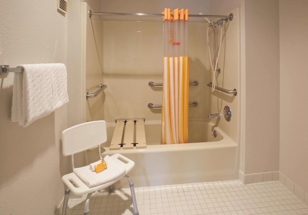 Room, 1 Double Bed, Accessible, Non Smoking (Mobility Accessible) - Photo 1