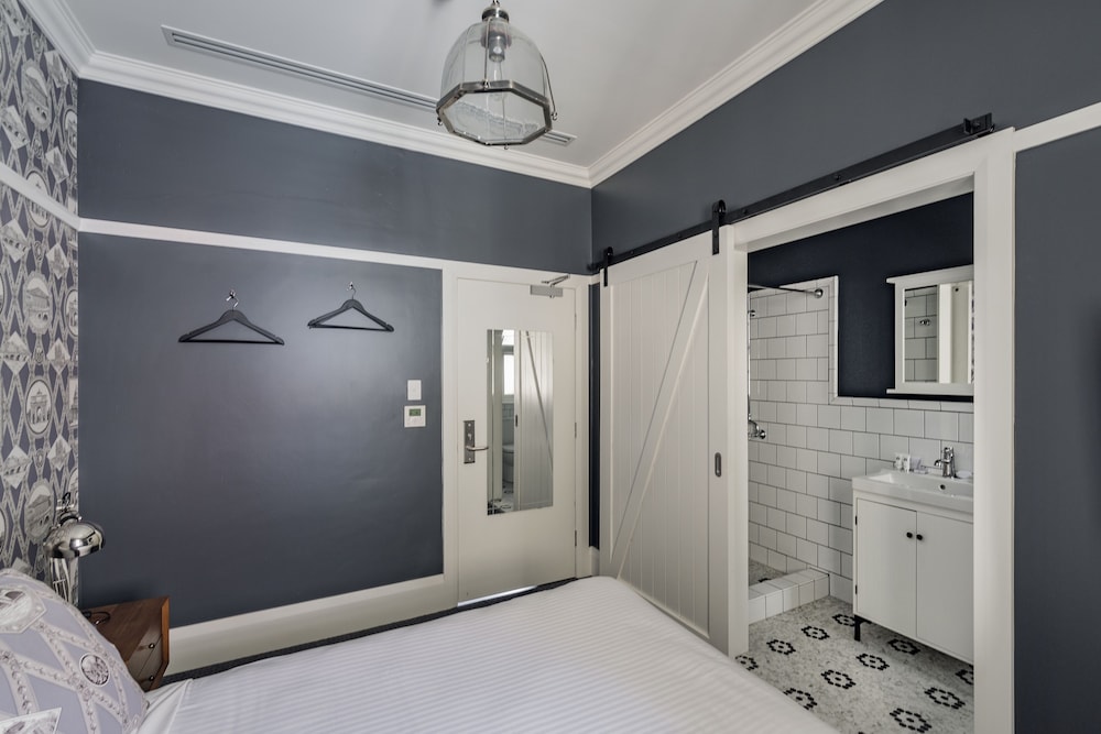 Queen Ensuite Room - Park View