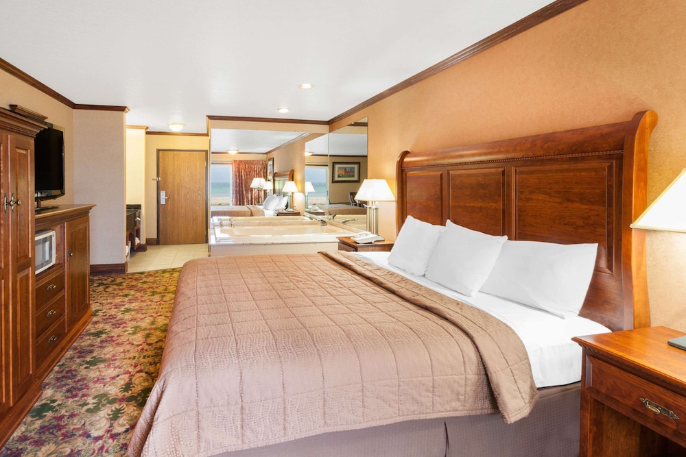 Deluxe Suite, 1 King Bed, Hot Tub, Balcony, Lake View photo 2
