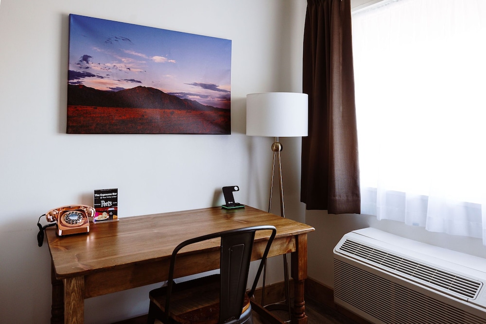 Deluxe Room (Non-Pet Friendly) photo 3
