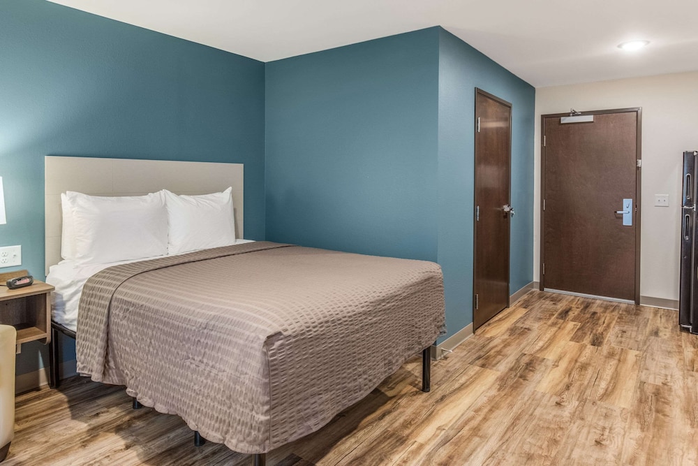 Standard Room, 1 Queen Bed, Non Smoking - Photo 2