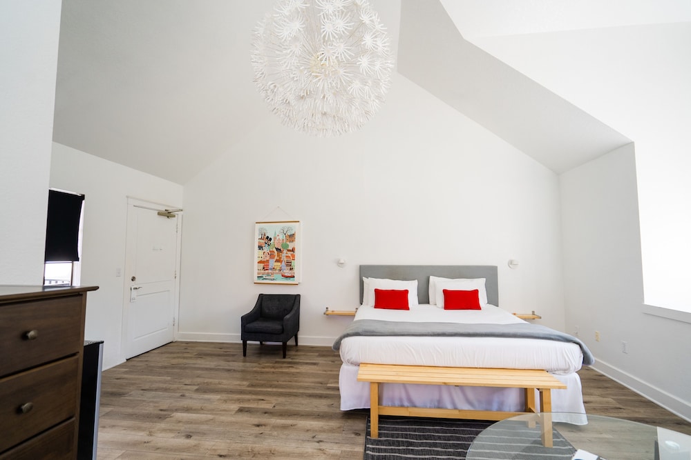 Classic Room, 1 King Bed, City View photo 3